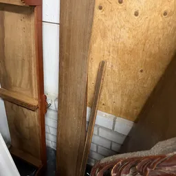 Houten planken en deuren tegen elkaar geplaatst in een hoek
