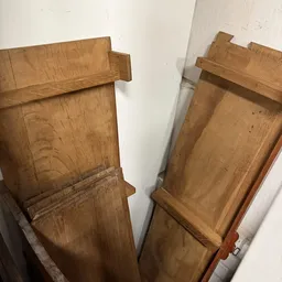 Twee houten kastjes of kistjes met deksel, mogelijk antiek of vintage meubilair