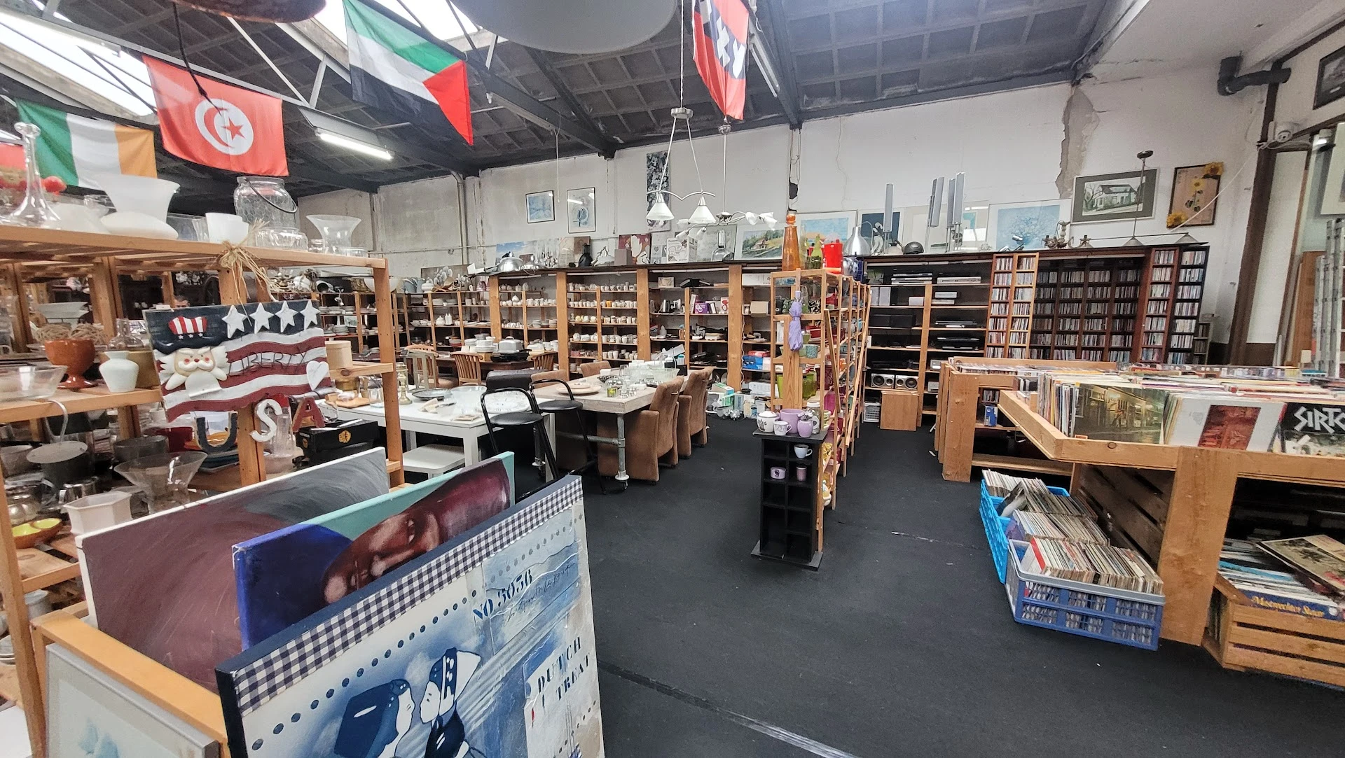 Thrift Store Maatje in Halfweg met tweedehands meubels en kleding