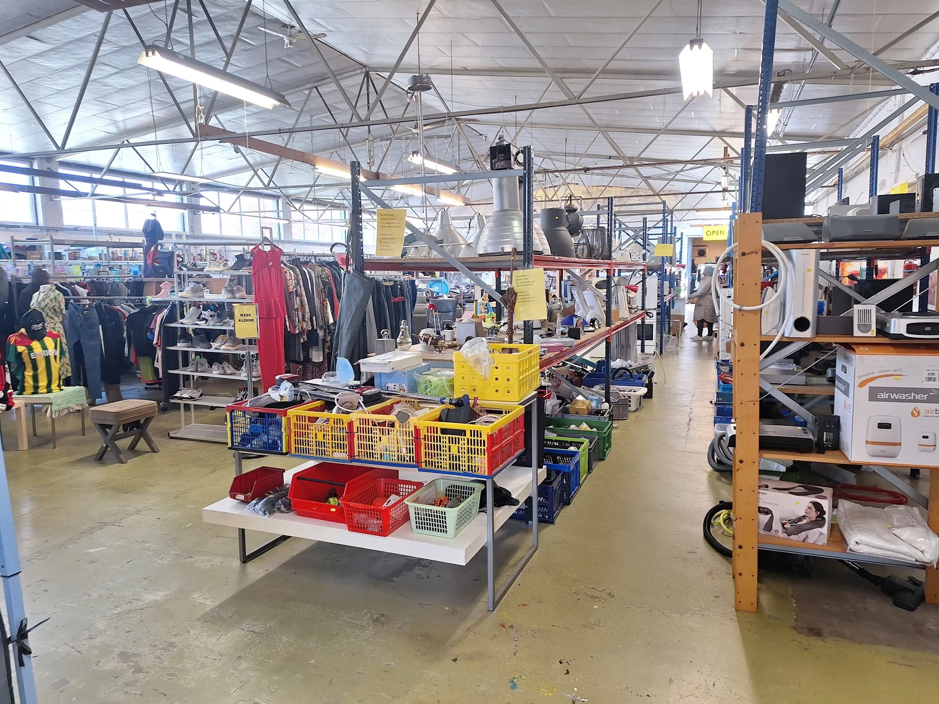 Thrift Store What's in? in Groningen met tweedehands meubels en kleding