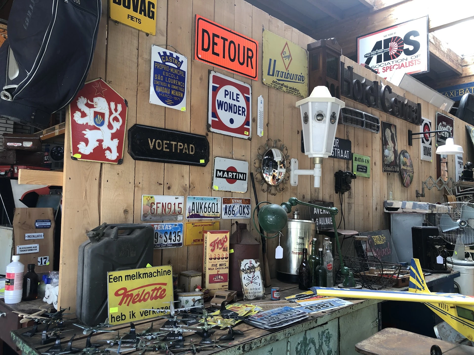 Kringloopwinkel Tough Treasures in Weurt met tweedehands boeken, elektronica en kleding