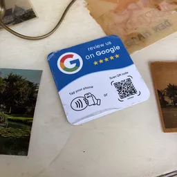 Google review-sticker met QR-code en NFC-chip symbool op een witte ondergrond