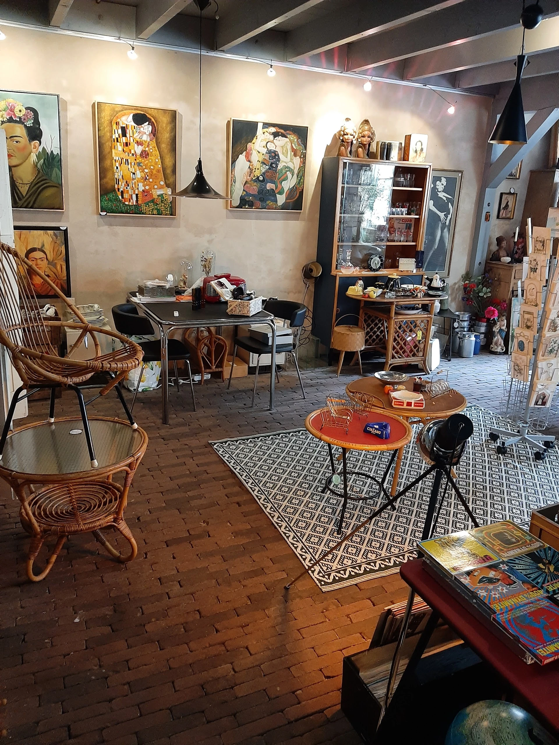 Tpakhuis vintage spullen in Maassluis met tweedehands meubels en kleding