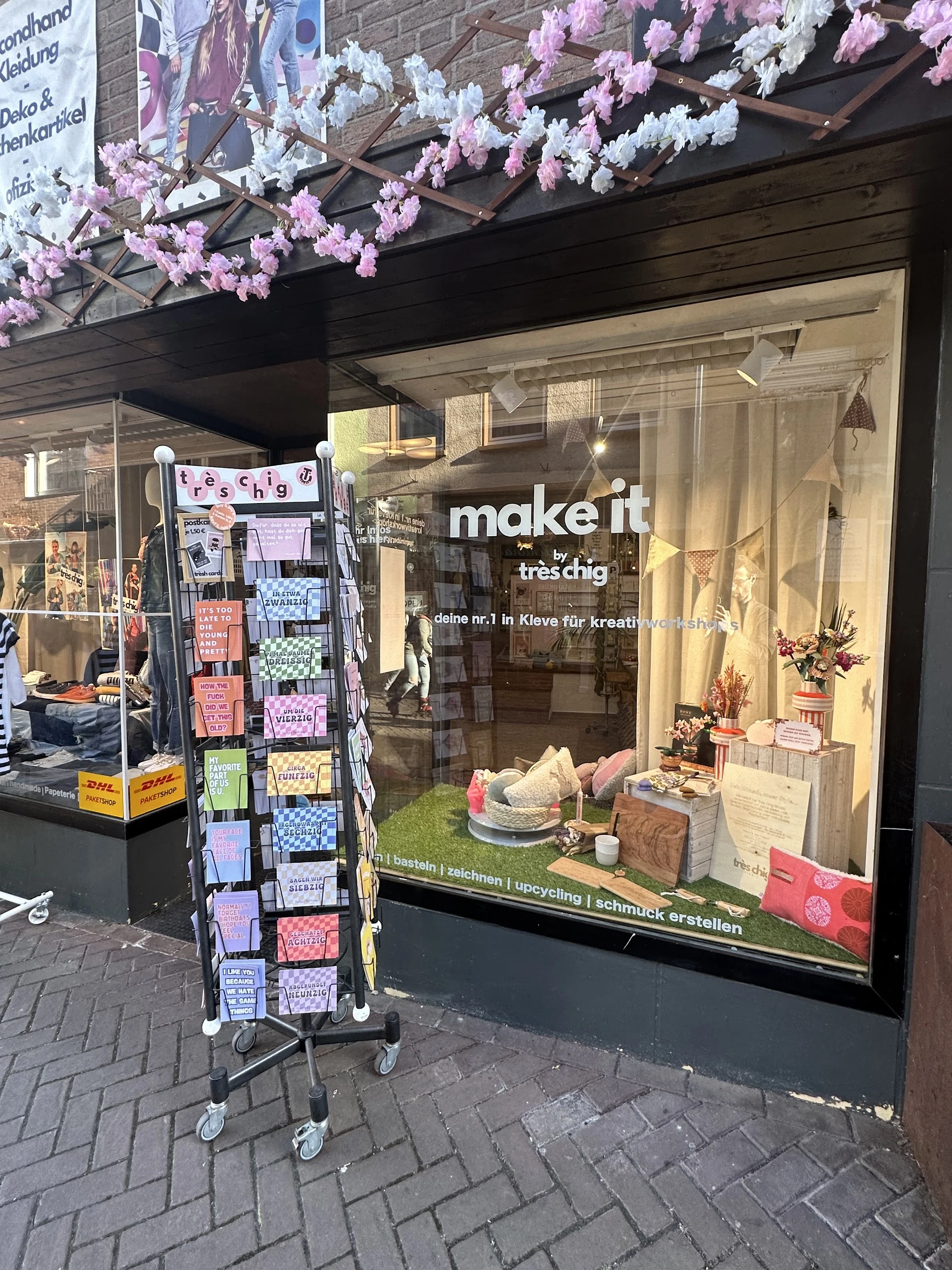 Tres Chig Studio in Kleve met tweedehands meubels en kleding