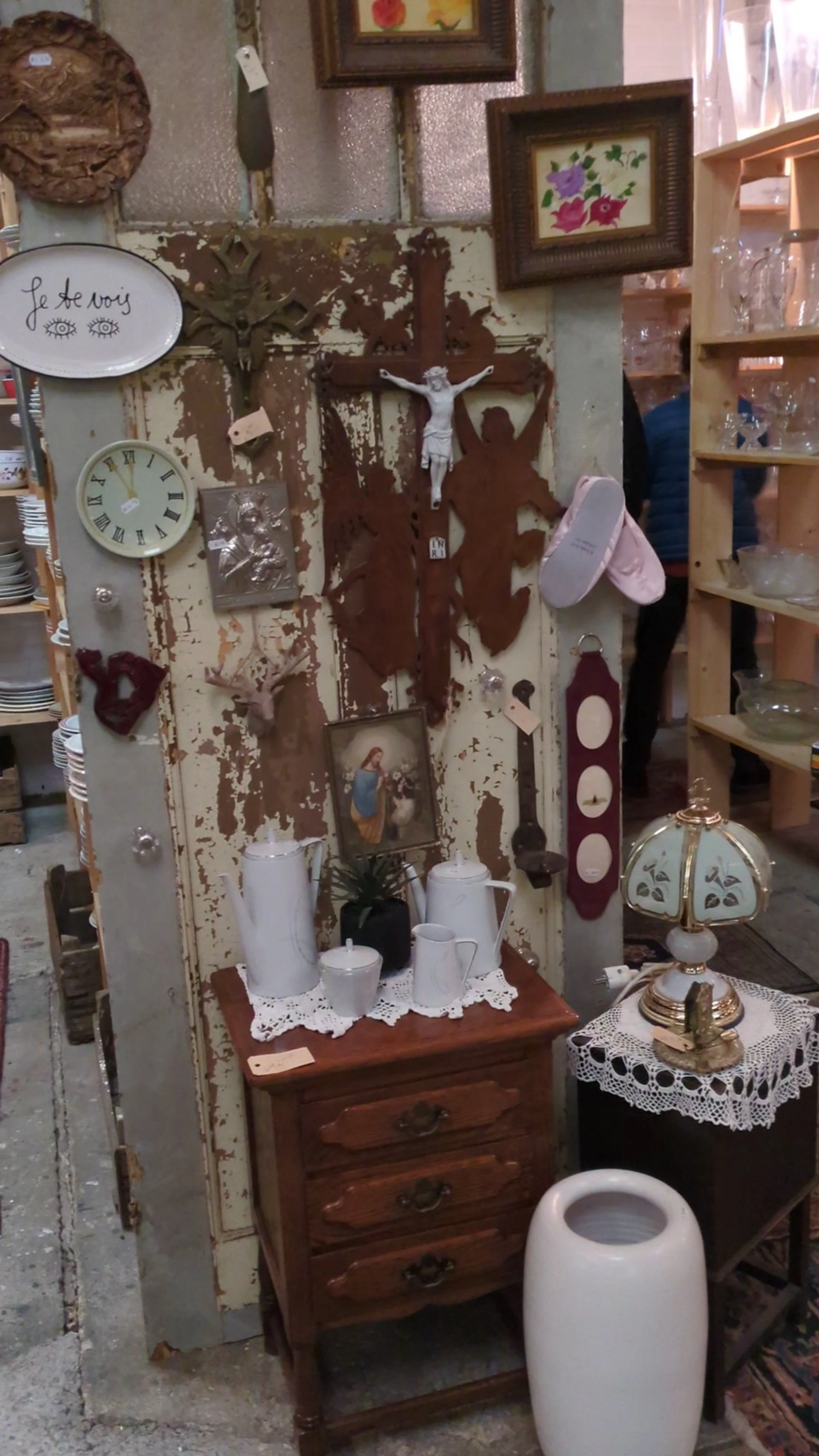 Kringloopwinkel Twedde Kans in Meterik met tweedehands boeken, elektronische apparaten en kasten