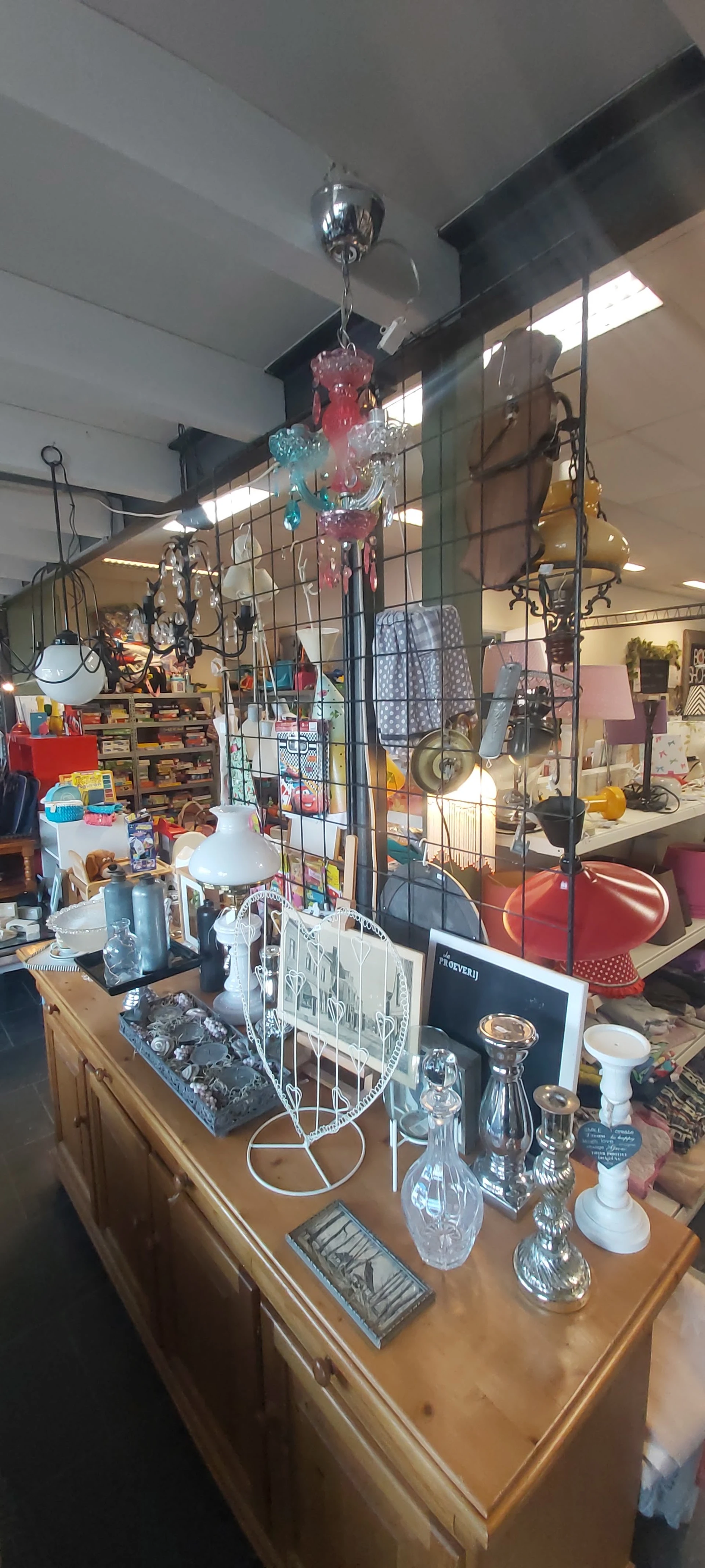 Kringloopwinkel Tweede Kanswinkel De Bob Shop in Molenaarsgraaf met tweedehands boeken, huisdecoratie en kleding