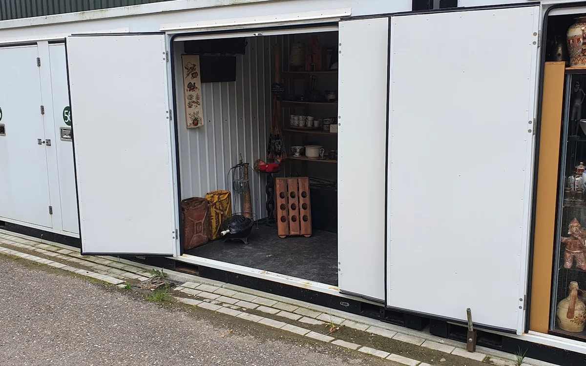 Kringloopwinkel Tweedehands Antiek en Curiosa in Kamperland