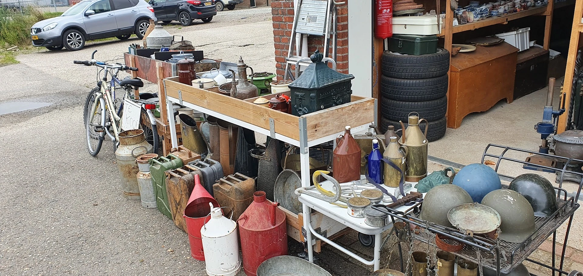 Tweedehands Antiek en Curiosa in Kamperland met tweedehands meubels en kleding