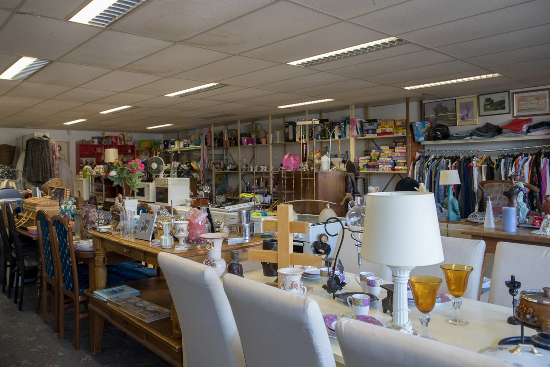 Kringloopwinkel Tweedehands en restyleshop De Zonnebloem in Schijndel met tweedehands boeken, huishoudelijke apparaten en ...