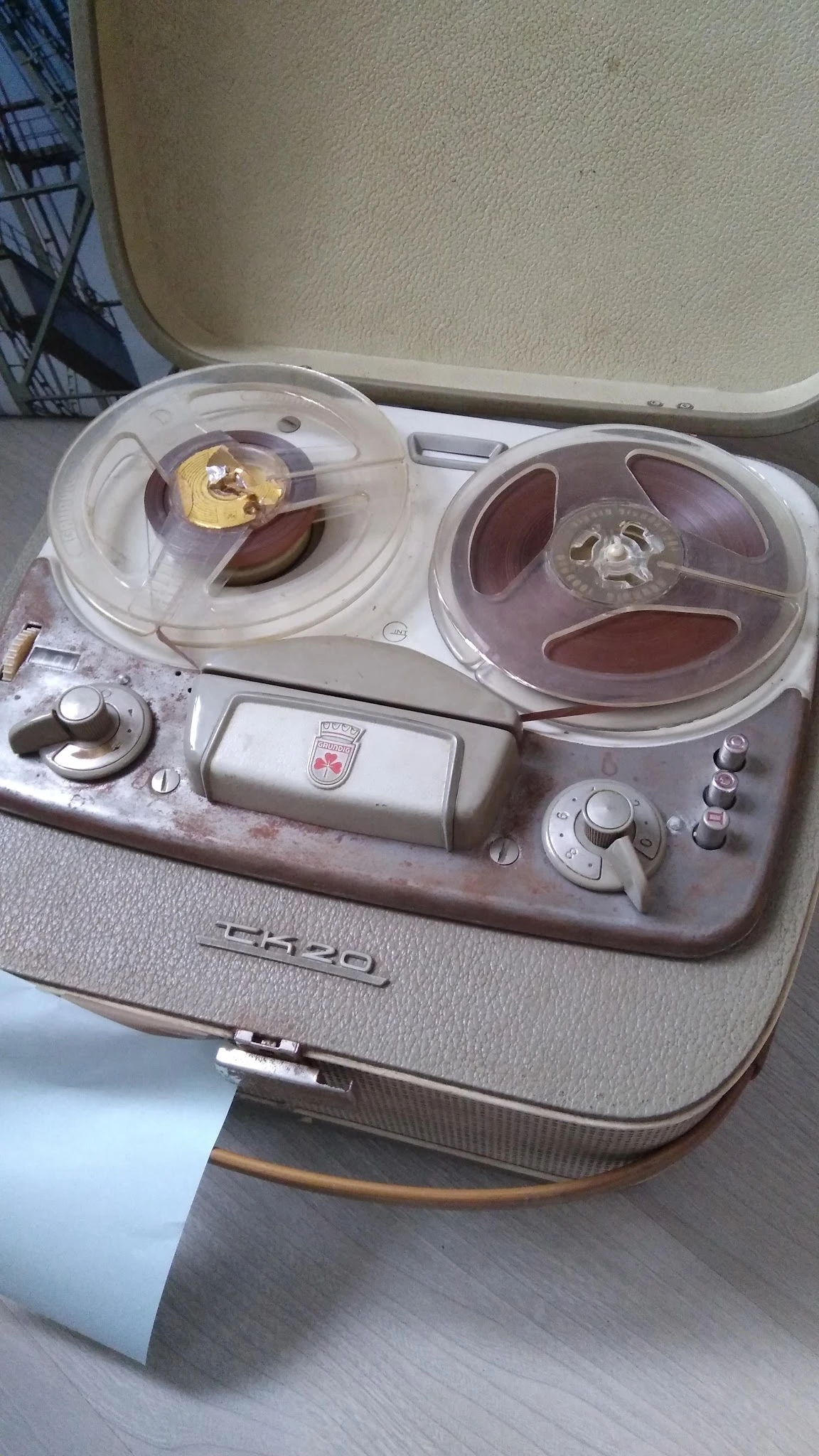 Vintage bandrecorder met twee spoelen en magnetische tape, grijs met bruine details