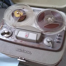 Vintage bandrecorder met twee spoelen en magnetische tape, grijs met bruine details