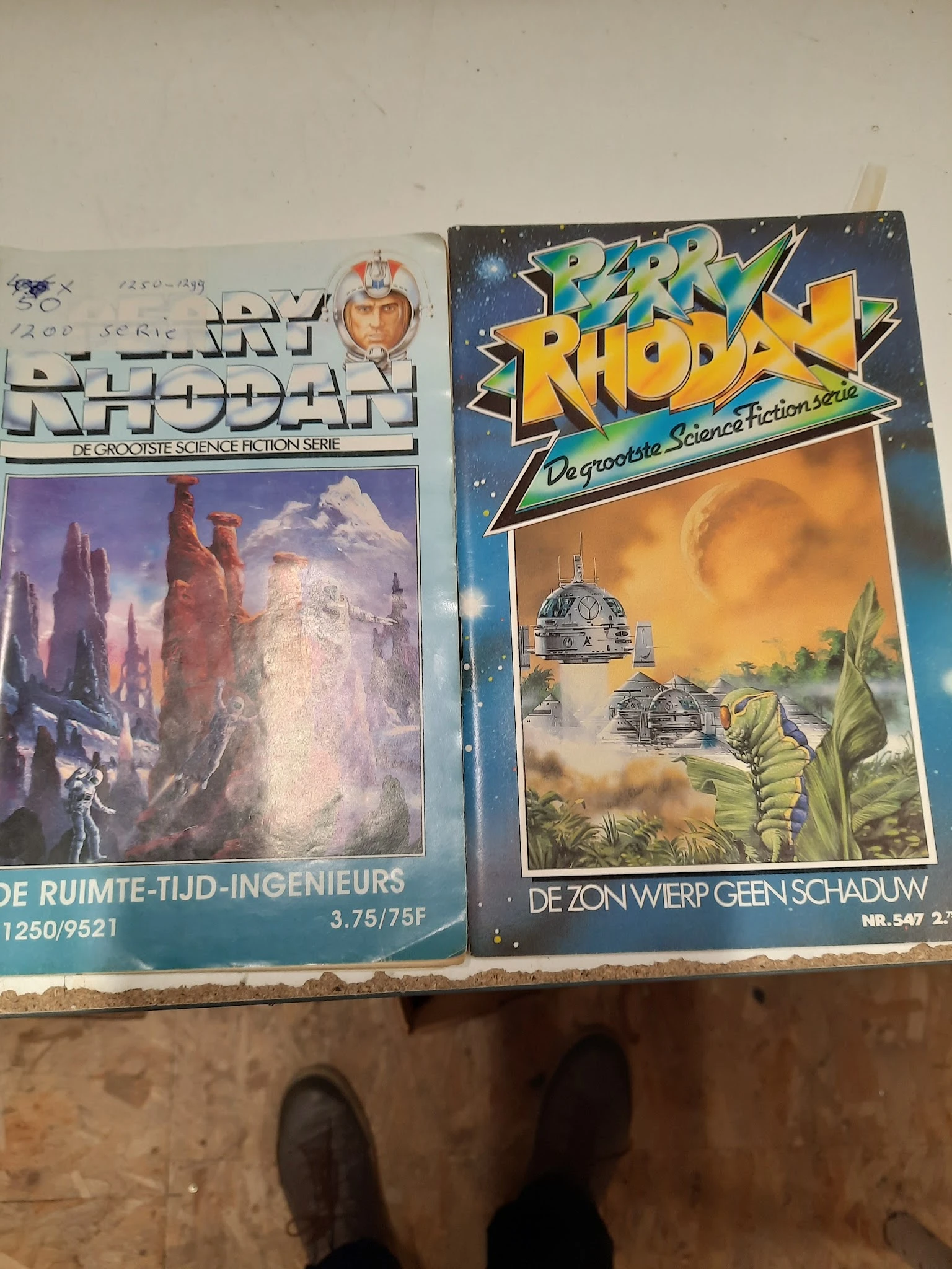 Twee tweedehands science fiction boeken (Krystallon en Rhodan) naast elkaar