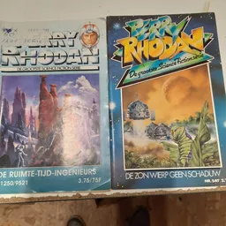 Twee tweedehands science fiction boeken (Krystallon en Rhodan) naast elkaar