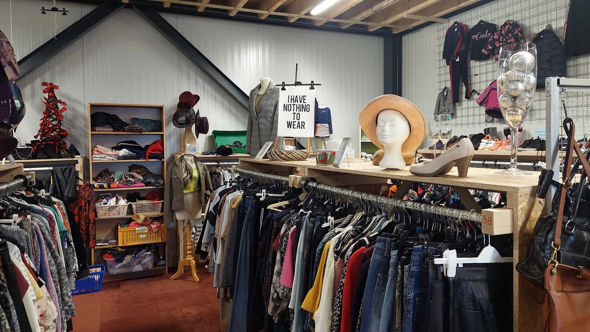 Kringloopwinkel Tweedekanswinkel Moerkapelle in Moerkapelle met tweedehands boeken, gereedschappen en huis- en inrichting