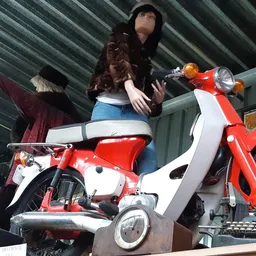 Rode en witte vintage scooter met een mannequin erop in de winkel