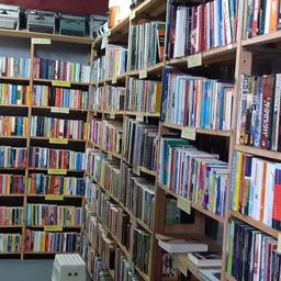 Uitgebreide collectie cd's en dvd's op houten stellingen in de kringloopwinkel