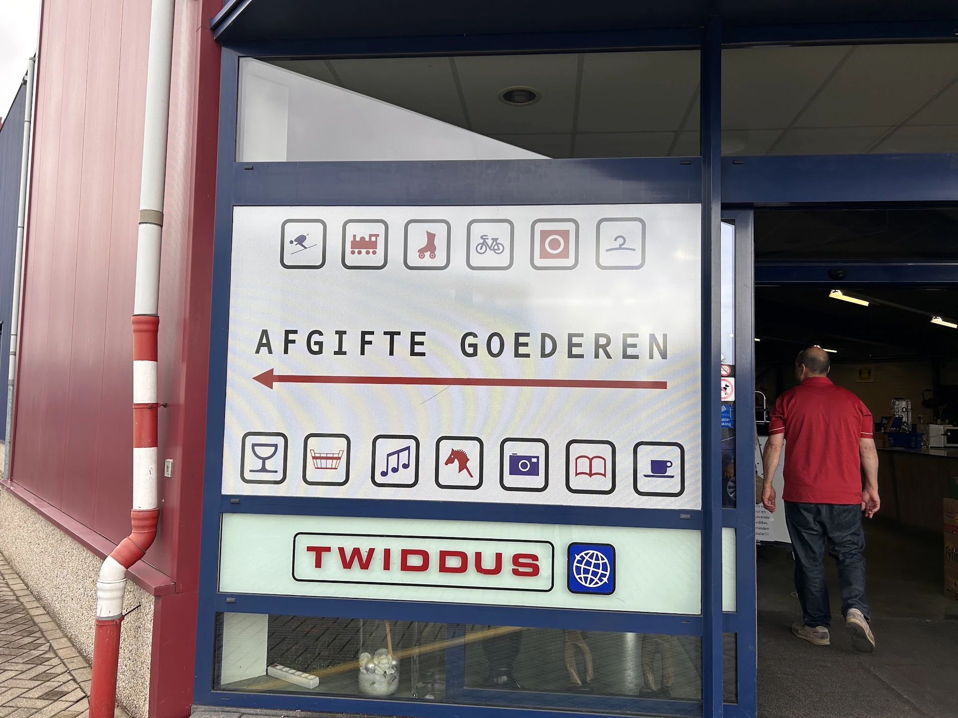 Winkelpui van Twiddus kringloopwinkel met pictogrammen en pijl naar 'afgifte goederen'