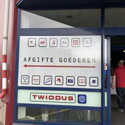 Winkelpui van Twiddus kringloopwinkel met pictogrammen en pijl naar 'afgifte goederen'