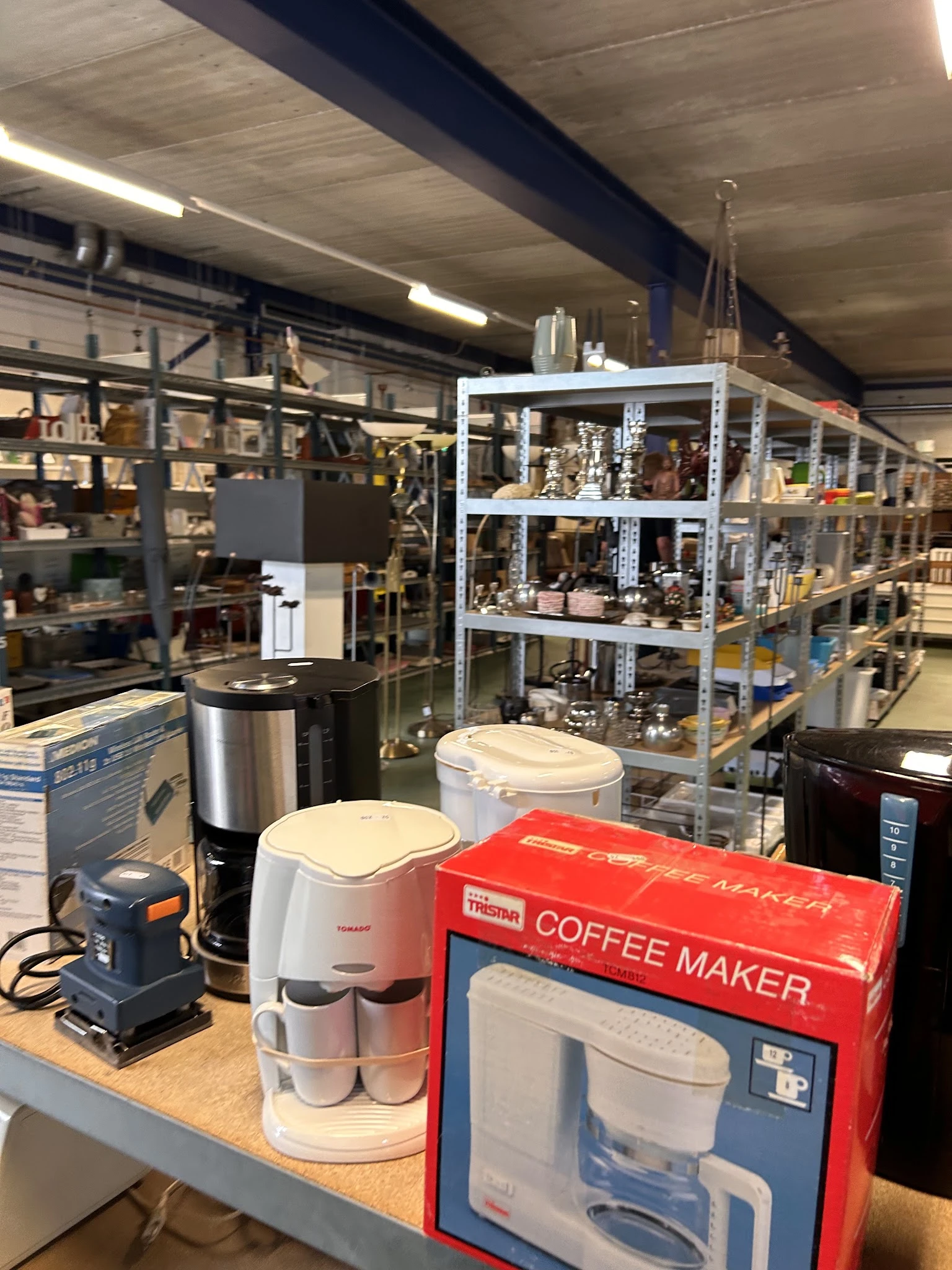 Koffiemakers en keukenapparatuur uitgestald in de kringloopwinkel