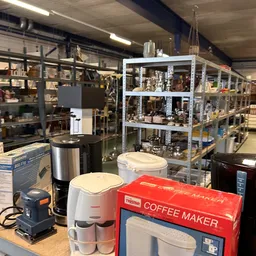 Koffiemakers en keukenapparatuur uitgestald in de kringloopwinkel