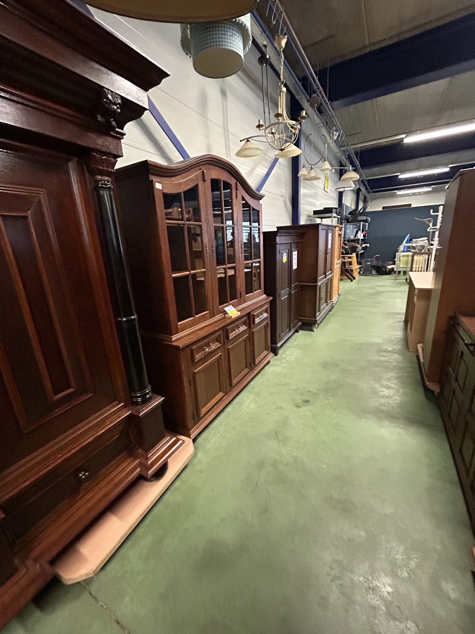 Houten kasten en meubels uitgestald in een kringloopwinkel