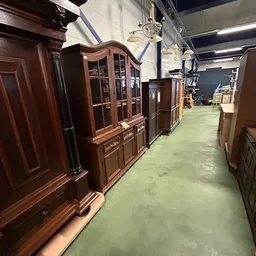 Houten kasten en meubels uitgestald in een kringloopwinkel