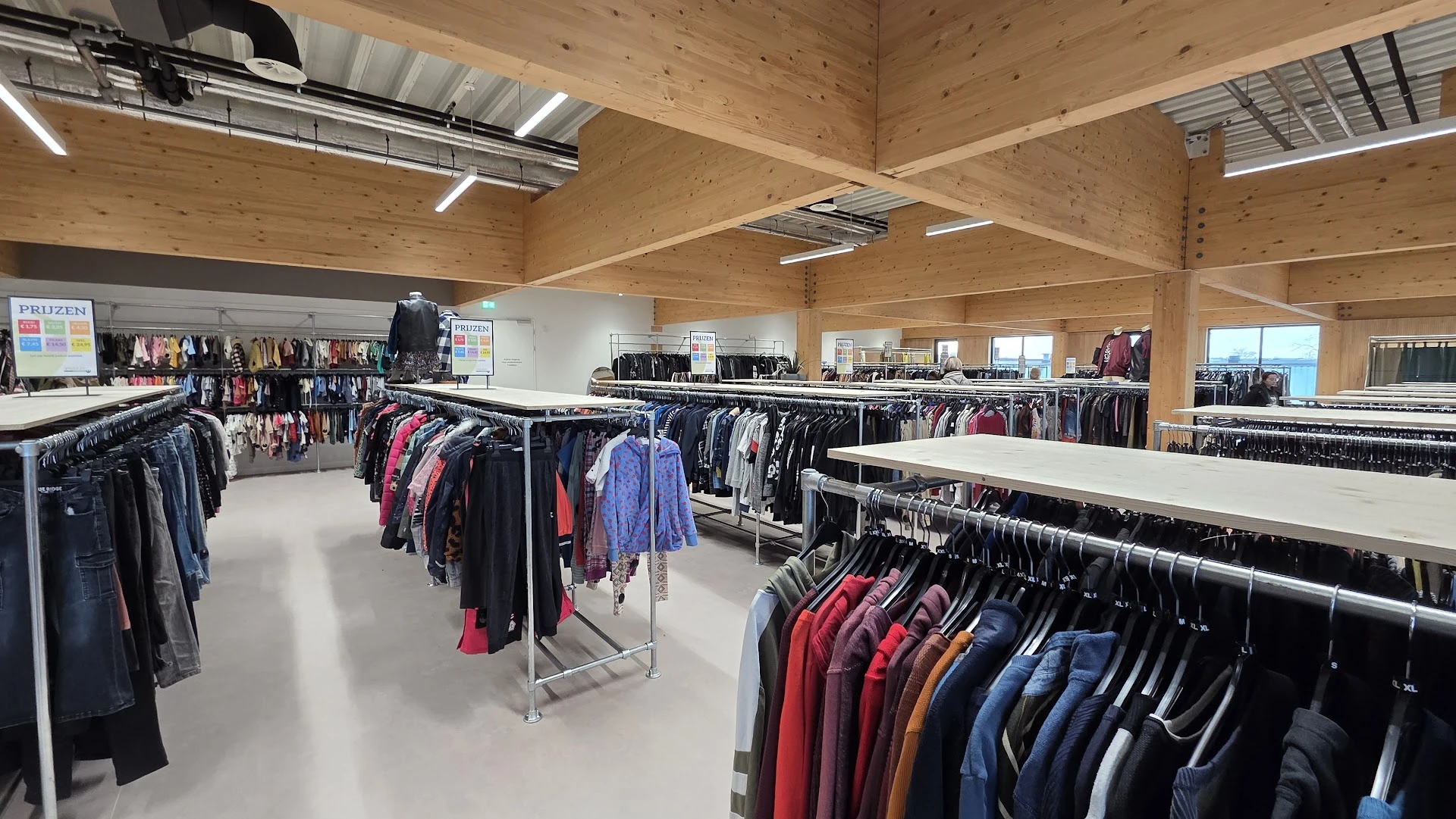 Kringloopwinkel Twiddus in Waalwijk met tweedehands antiek, boeken en duurzame producten