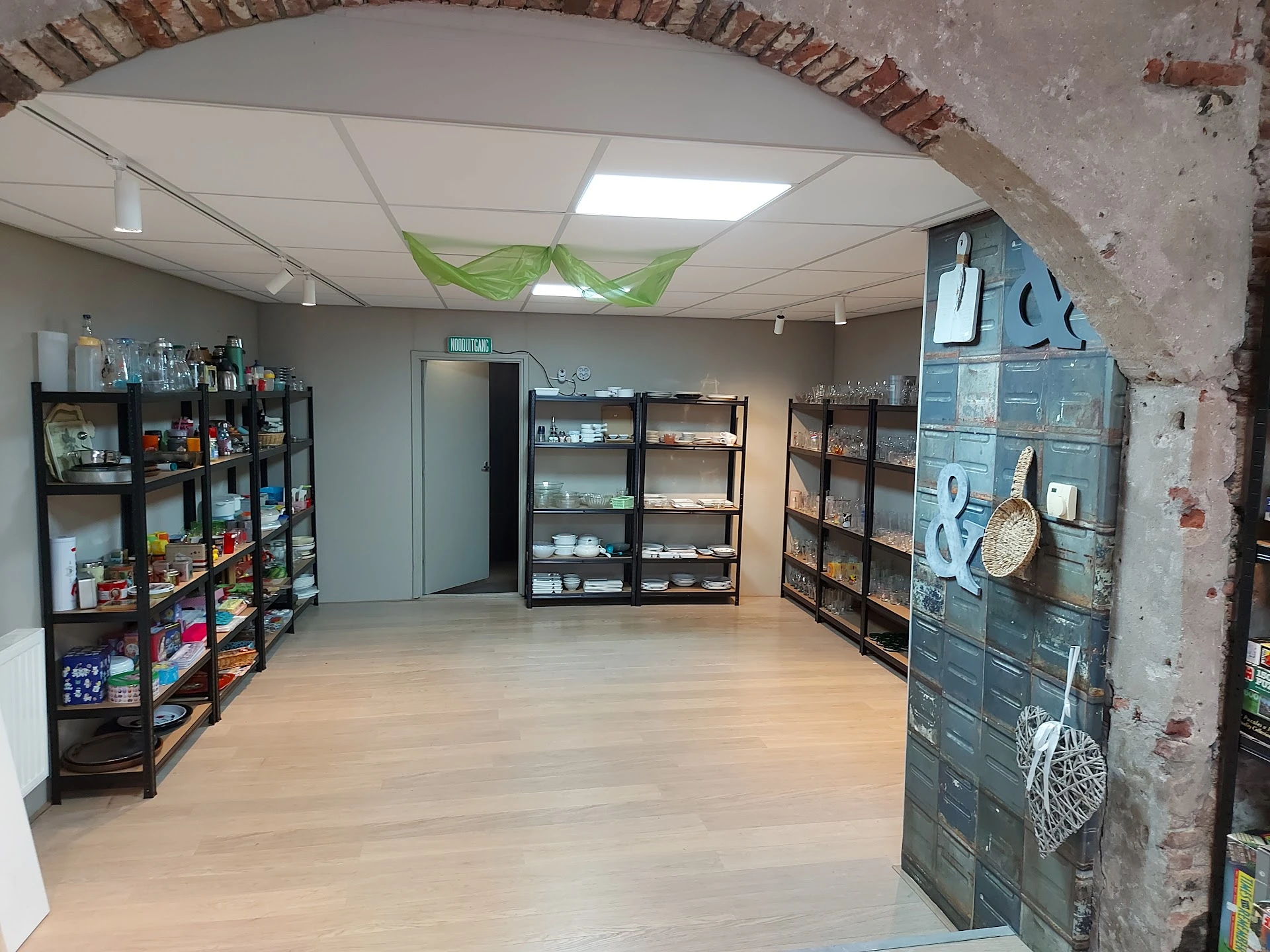 Urban Treasure Kringloop in Wijhe met tweedehands meubels en kleding