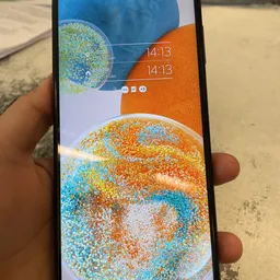 Smartphone-scherm met wallpaper en tijd 14:13