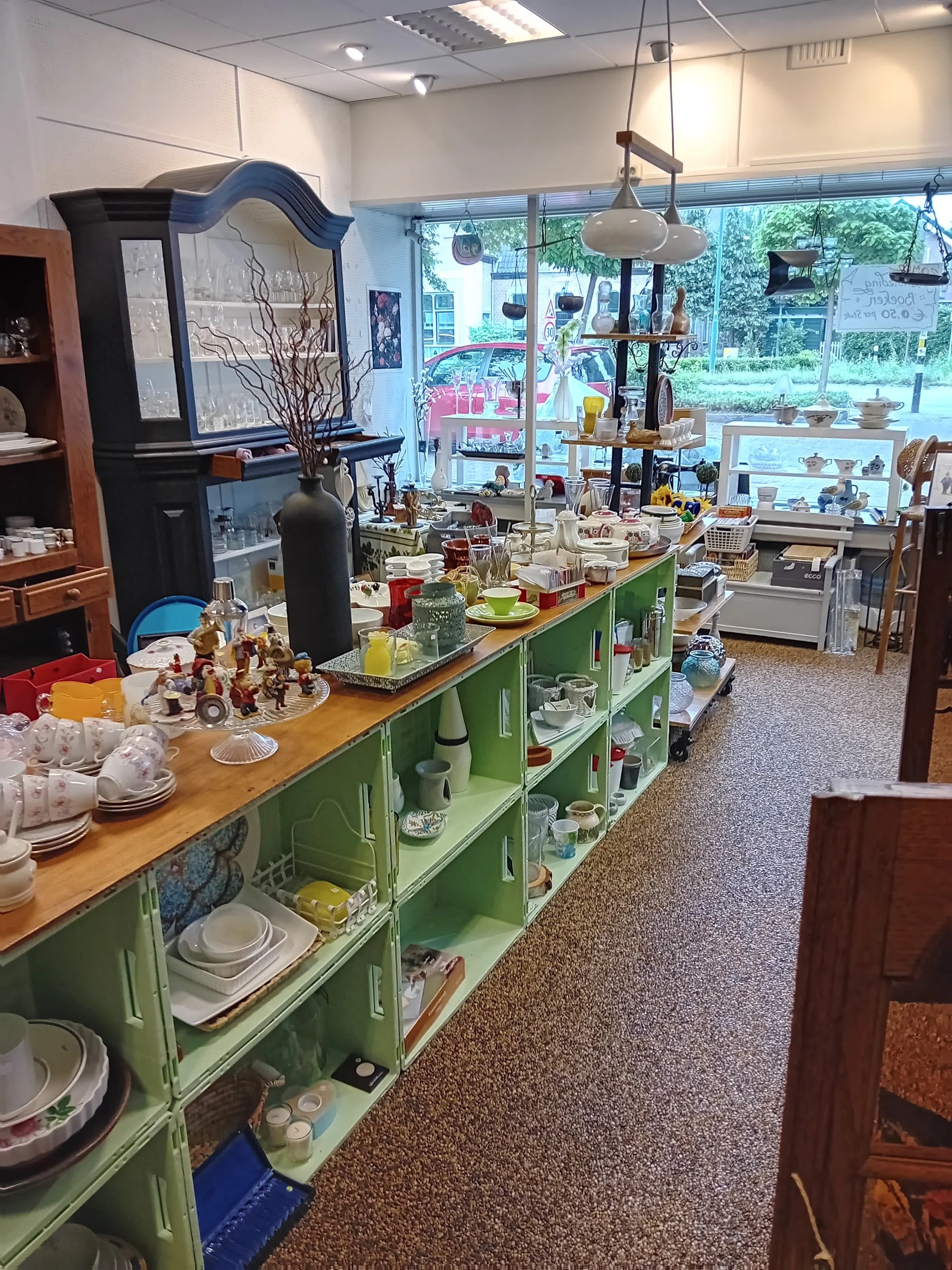 Kringloopwinkel Vallei Vintage in Woudenberg met tweedehands vintage kleding en woonaccessoires