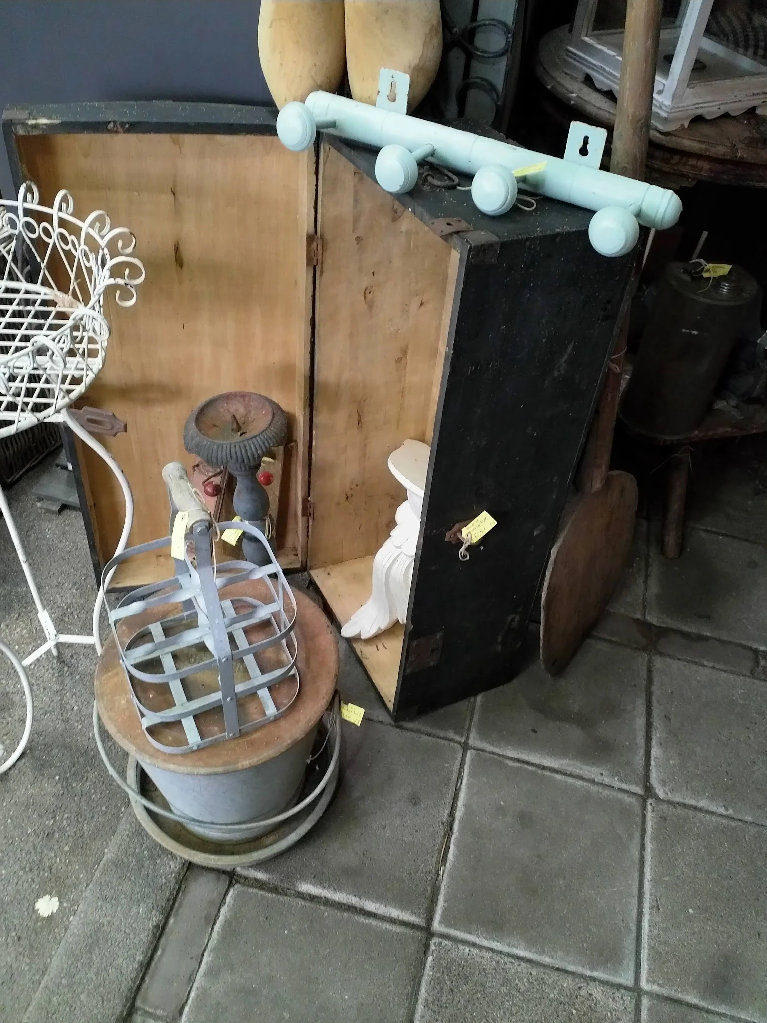 Tweedehands huishoudelijke artikelen en meubels opgesteld in een kringloopwinkel