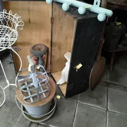 Tweedehands huishoudelijke artikelen en meubels opgesteld in een kringloopwinkel