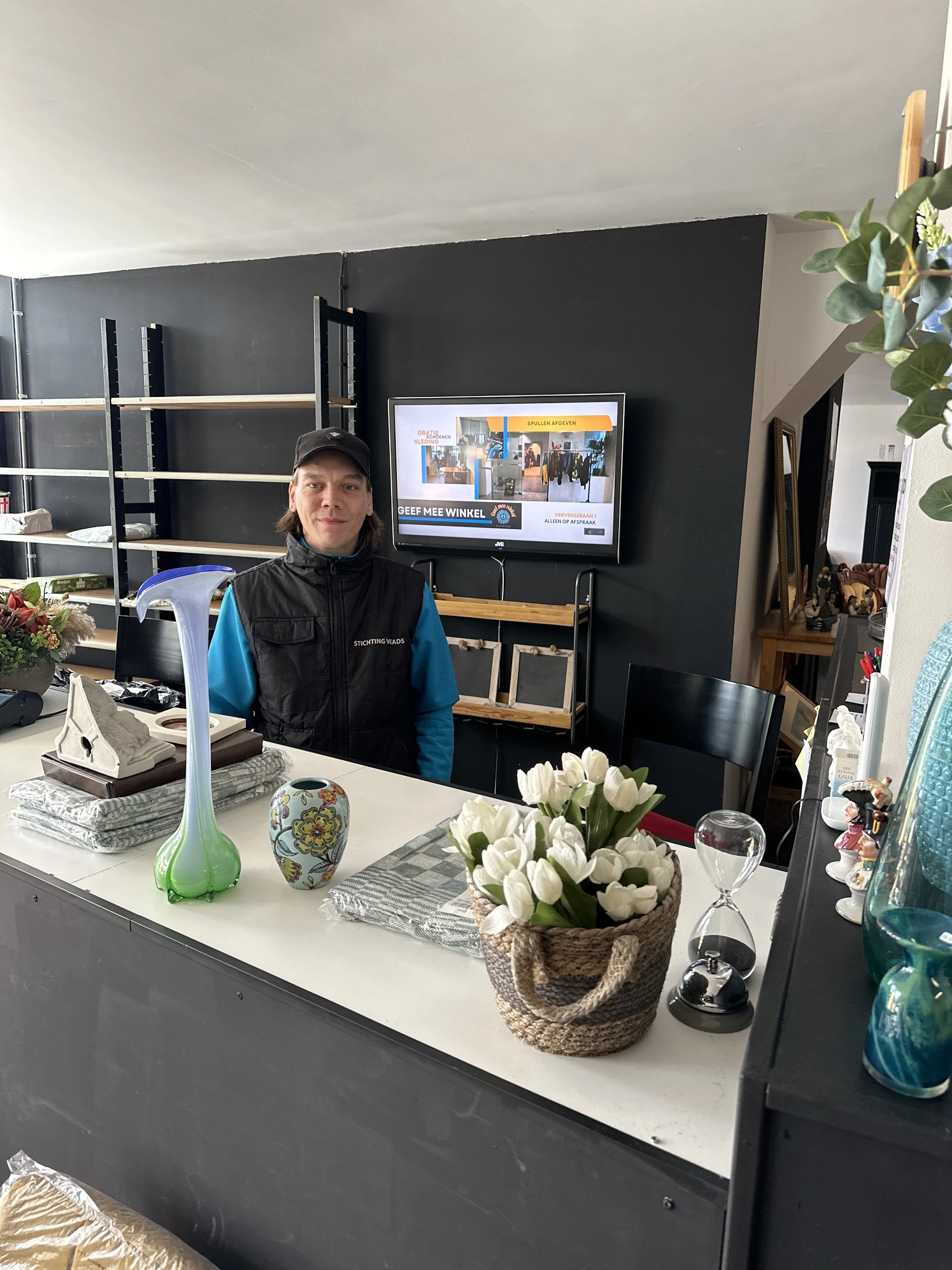 Veads in 's-Hertogenbosch met tweedehands meubels en kleding