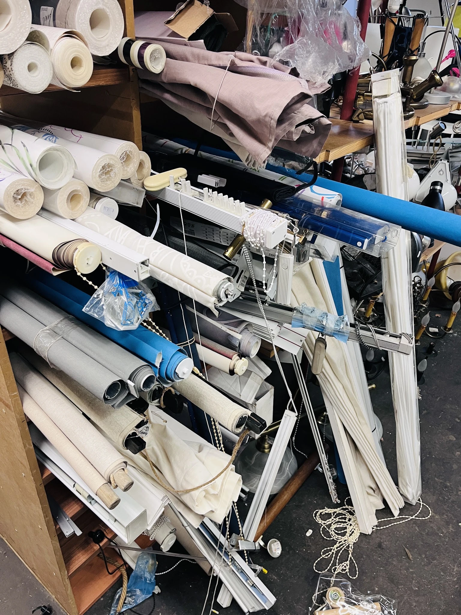 Verzameling van waterfiltercartridges en leidingonderdelen op planken
