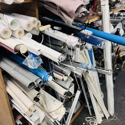 Verzameling van waterfiltercartridges en leidingonderdelen op planken