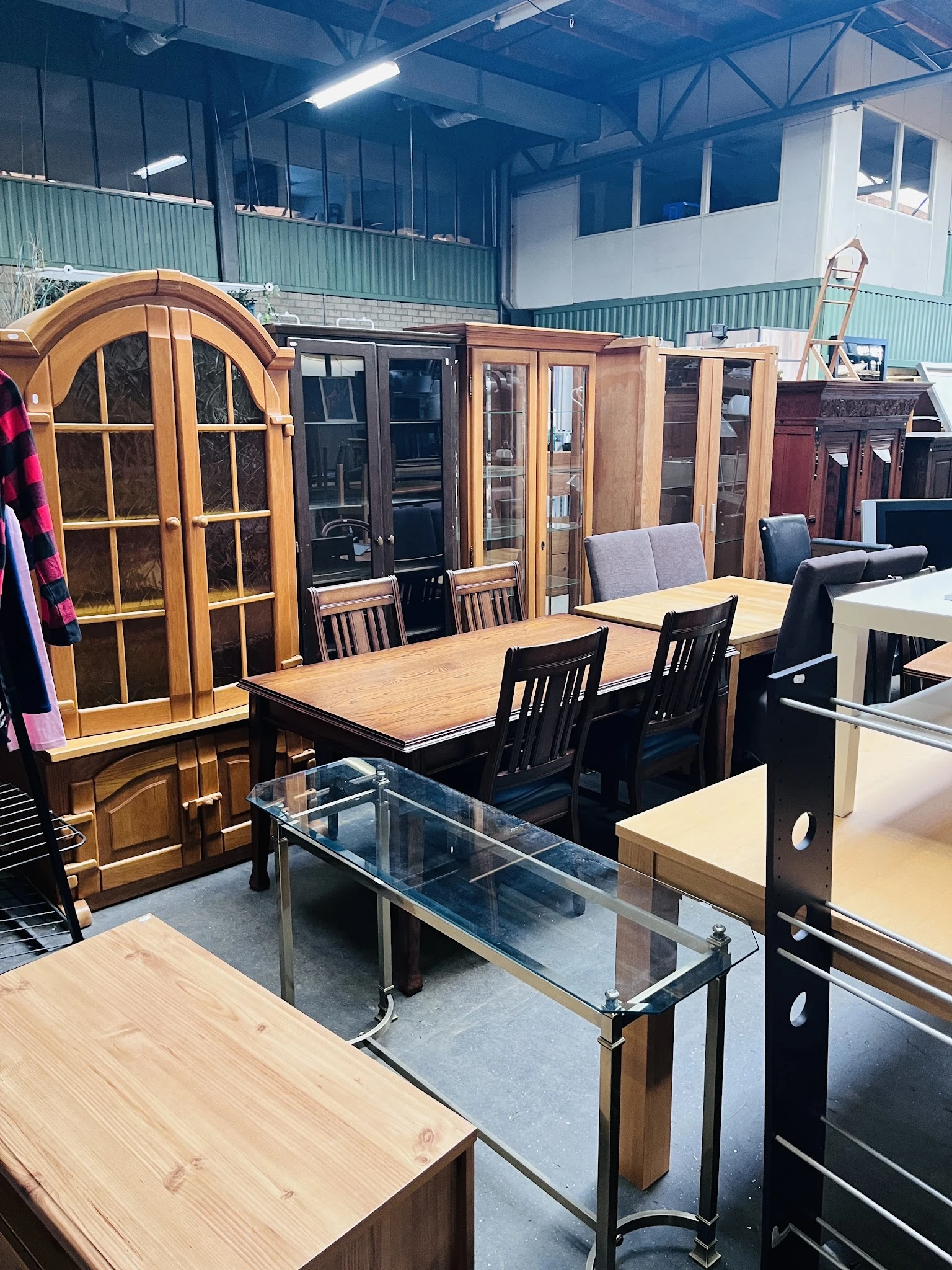 Tweedehands meubels in de winkel: eettafels met stoelen, kasten en fauteuils