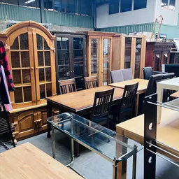 Tweedehands meubels in de winkel: eettafels met stoelen, kasten en fauteuils