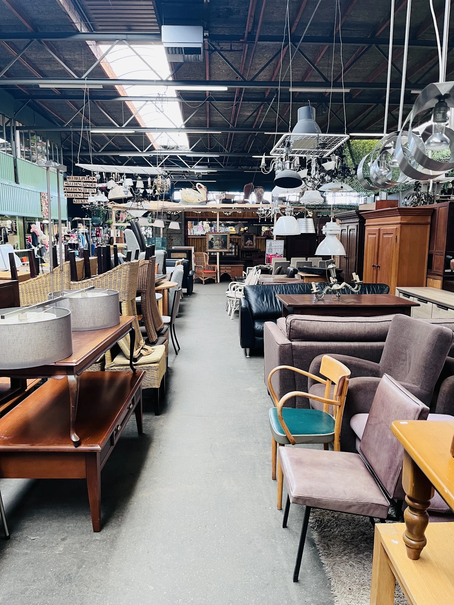 Winkelvloer met meubels: stoelen, tafels, kasten en loungebanken in verschillende stijlen