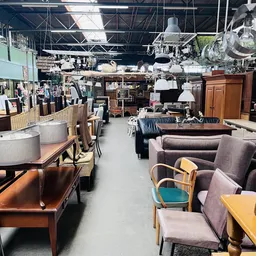Winkelvloer met meubels: stoelen, tafels, kasten en loungebanken in verschillende stijlen