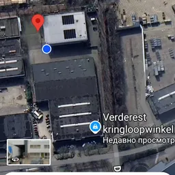 Luchtfoto van kringloopwinkel met Google Maps-interface en tekstlabels