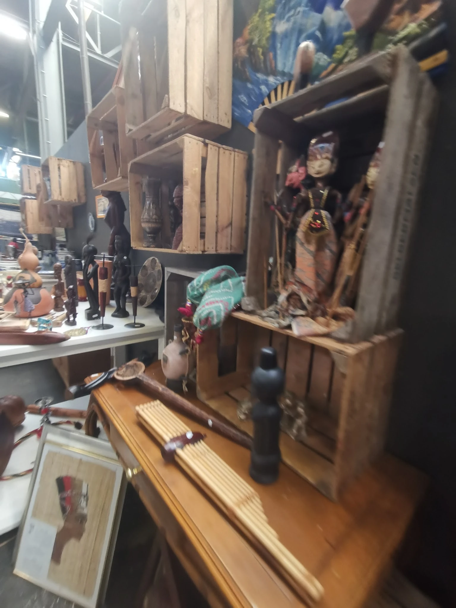 Vitrinekast met decoratieve objecten, beeldjes en handgemaakte items in een kringloopwinkel