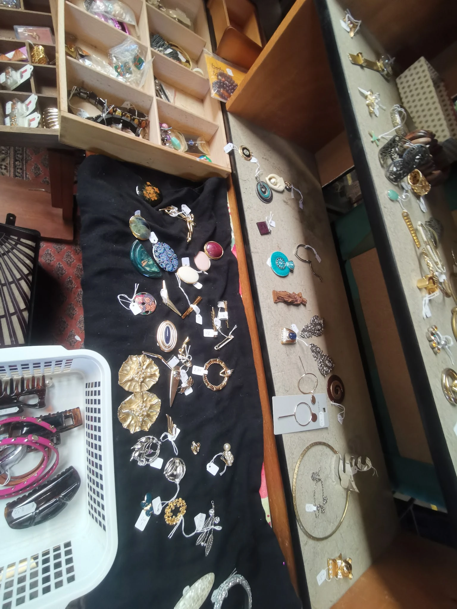 Assortiment sieraden en juwelen uitgestald op zwarte en beige doeken