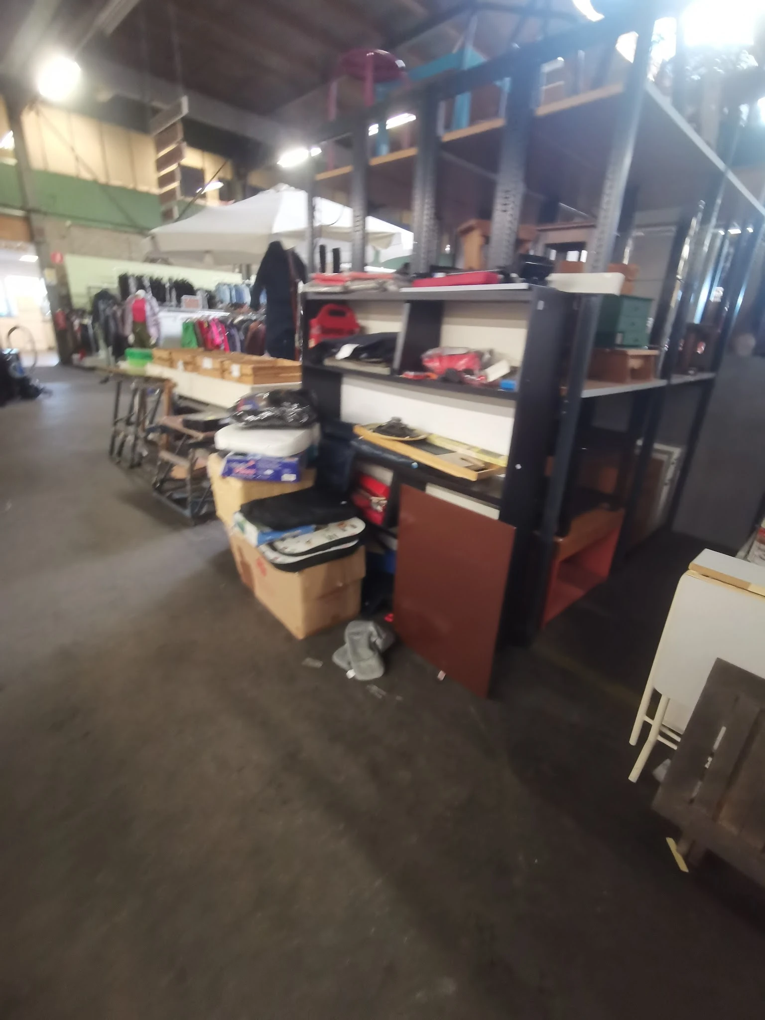 Winkelvloer met dozen, rekken en spullen in een kringloopwinkel