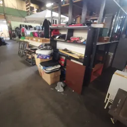 Winkelvloer met dozen, rekken en spullen in een kringloopwinkel