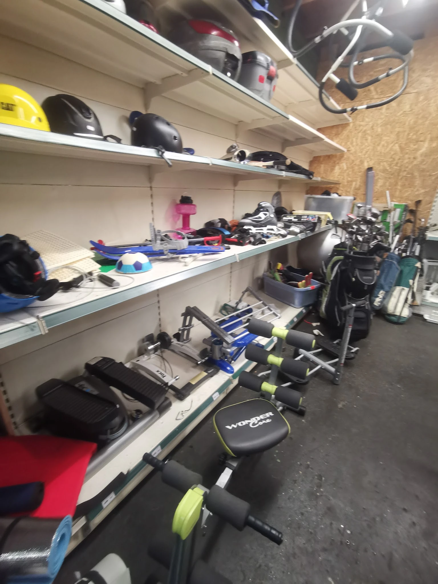 Stellingen met tweedehands sportartikelen: fitnessapparatuur, gewichten en sportuitrusting