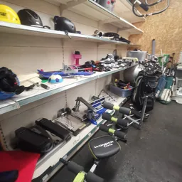 Stellingen met tweedehands sportartikelen: fitnessapparatuur, gewichten en sportuitrusting