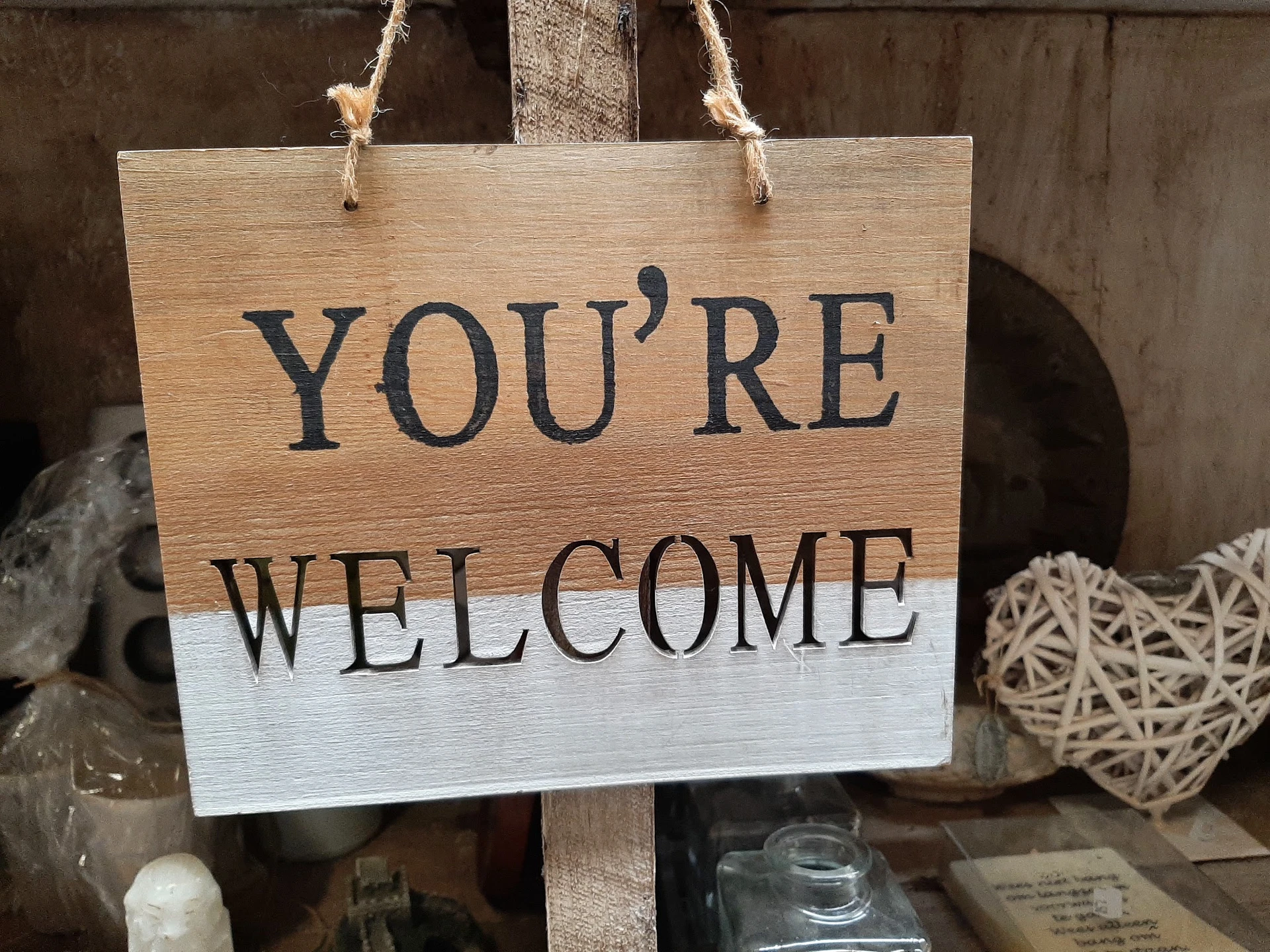 Houten welkomstbord met touw, half naturel en half wit geschilderd