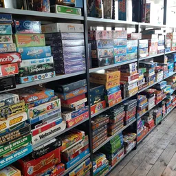 Stellingen volgestapeld met dozen bordspellen en andere tweedehands spellen
