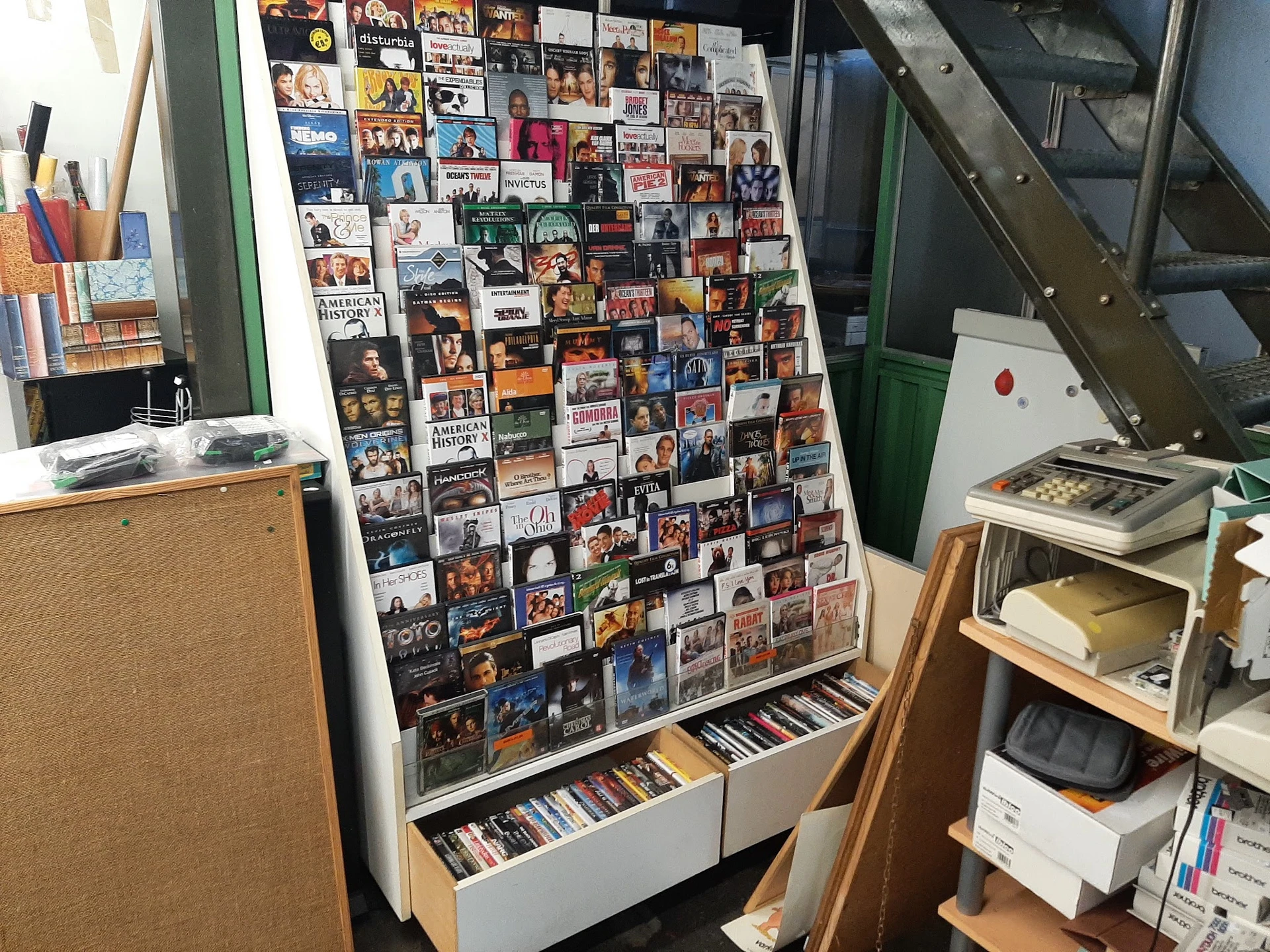 Verzameling cd's en dvd's uitgestald op en onder een prikbord met albumhoezen