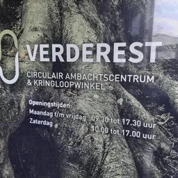 Informatiebord met openingstijden en beschrijving van Verderest kringloopwinkel